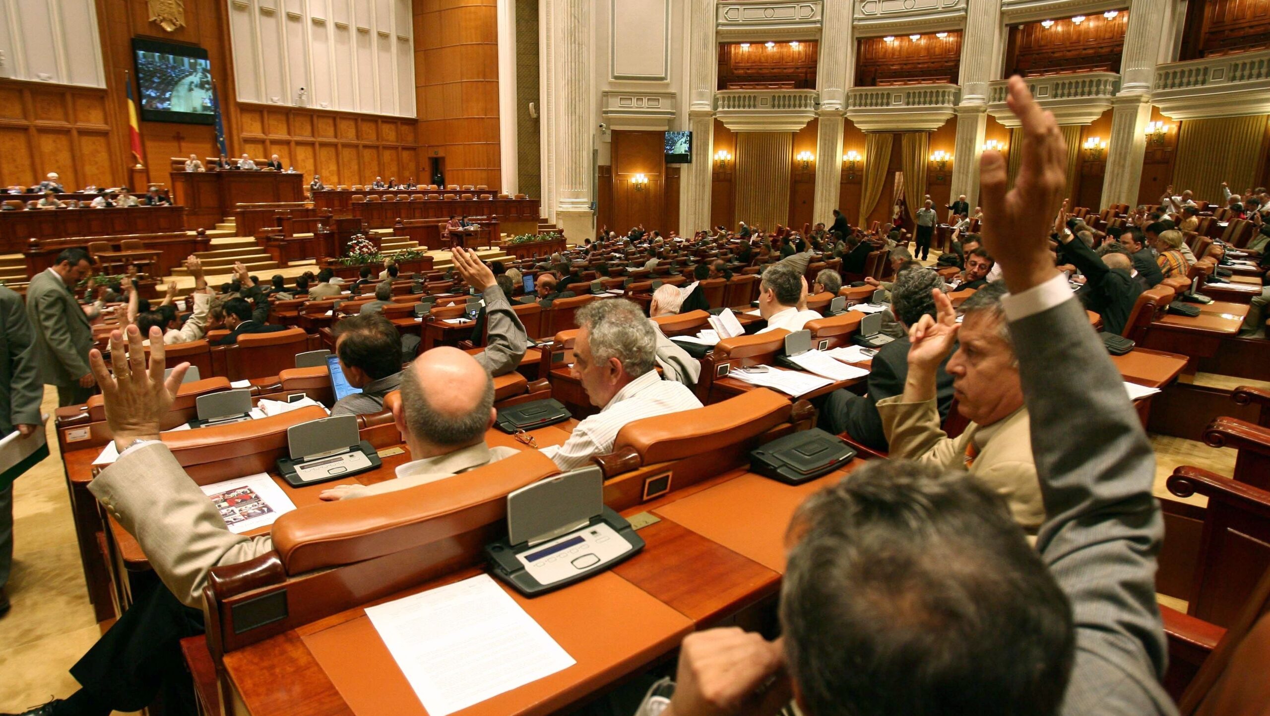 Legea așteptată de toți românii a fost votată. Cât este punctual de pensie în 2021. Raluca Turcan vine cu cifrele finale