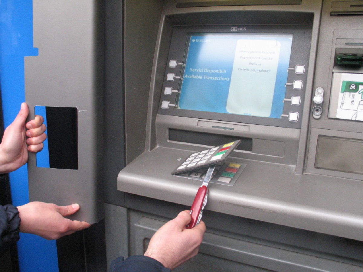 Ce mai fac românii prin Europa. Român condamnat după ce a furat un bancomat