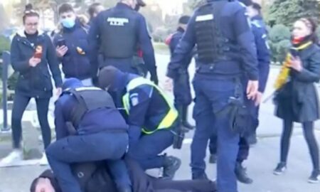 Protestele continuă în România. Bărbat abuzat de forțele de ordine și tratat cu bestialitate