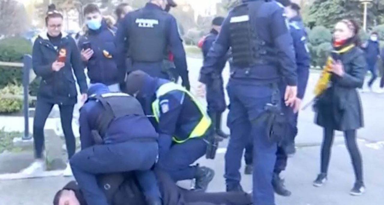 Protestele continuă în România. Bărbat abuzat de forțele de ordine și tratat cu bestialitate