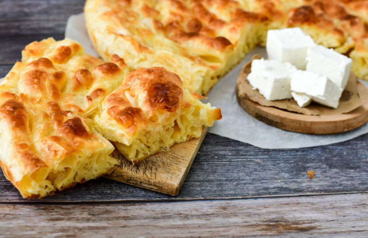 Plăcinta bulgărească cu brânză sărată. Care este secretul unei gustări sănătoase și extrem de delicioase