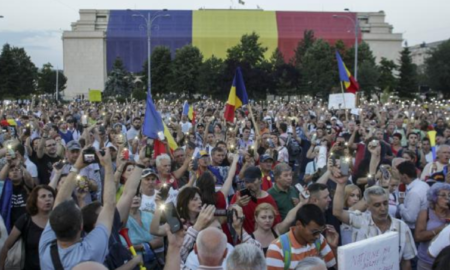 Protest împotriva noilor restricţii! Mii de oameni în stradă