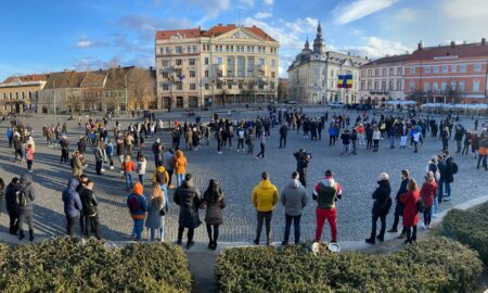 Proteste masive în mai multe orașe. Se cere demisia lui Arafat