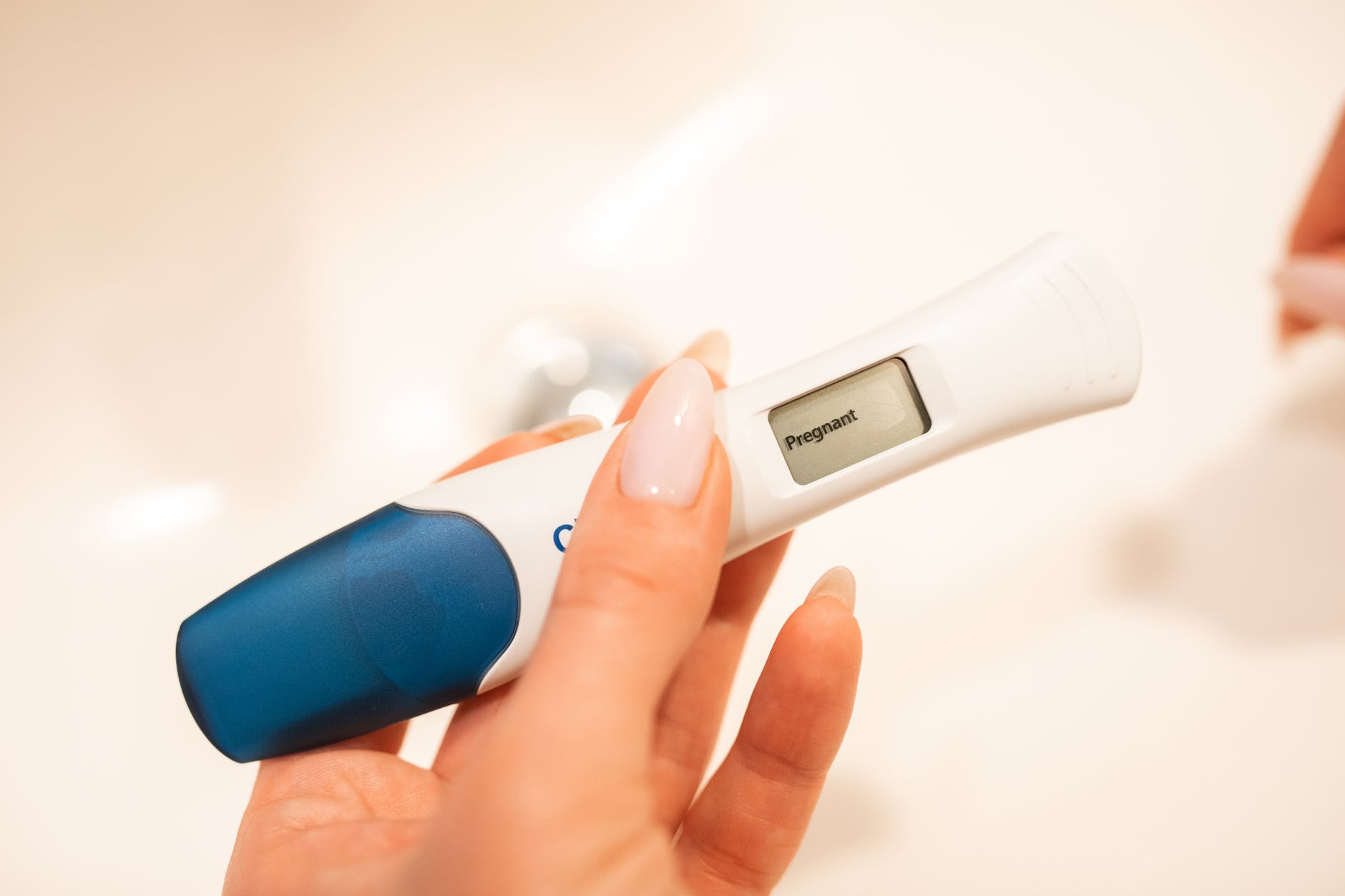Cât de devreme poți face un test de sarcină? Tot ce trebuie să știi dacă vrei să devii mămică
