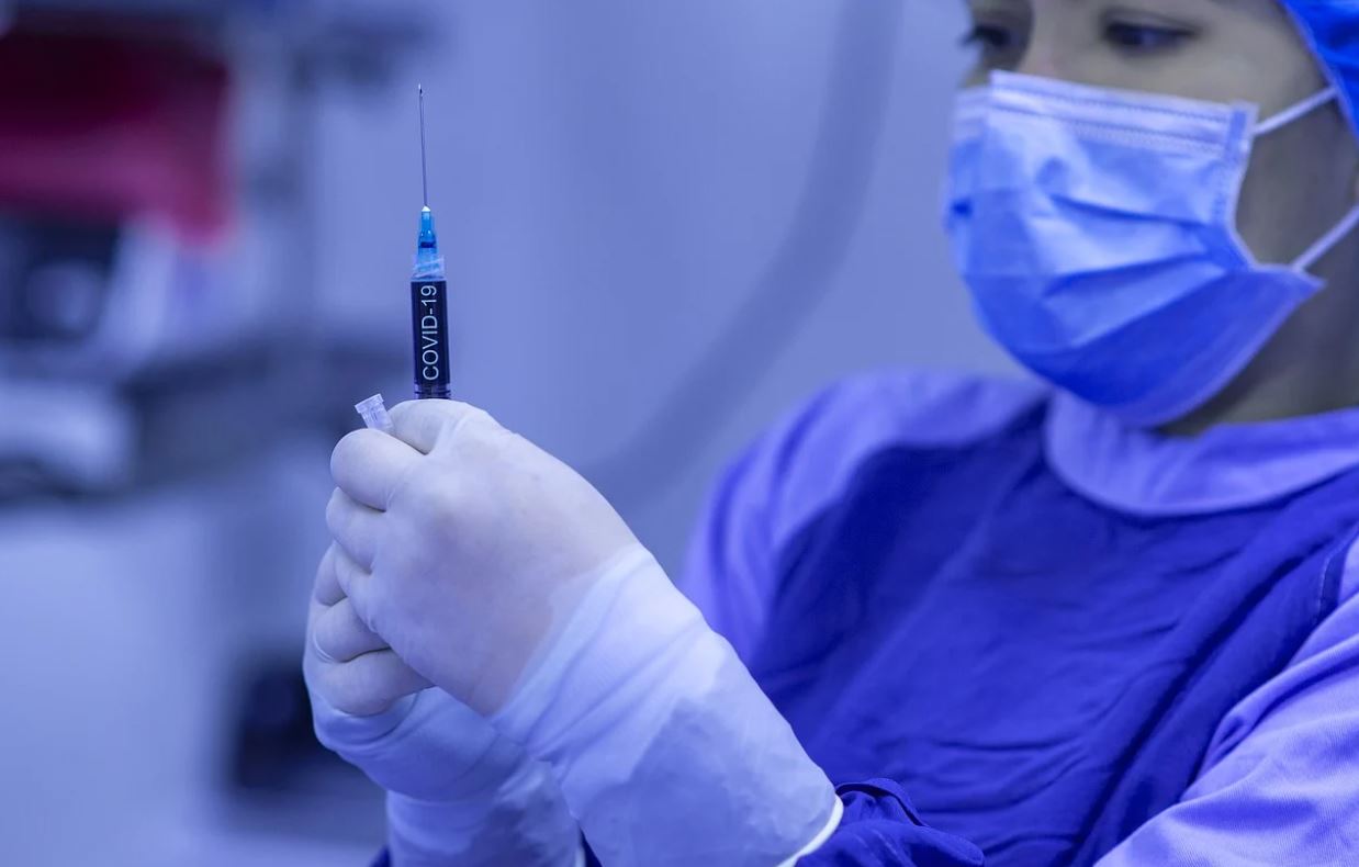 Aniversare în Spania. Primul locuitor din Valencia care a primit vaccinul covid spune că ar repeta injecția de o mie de ori