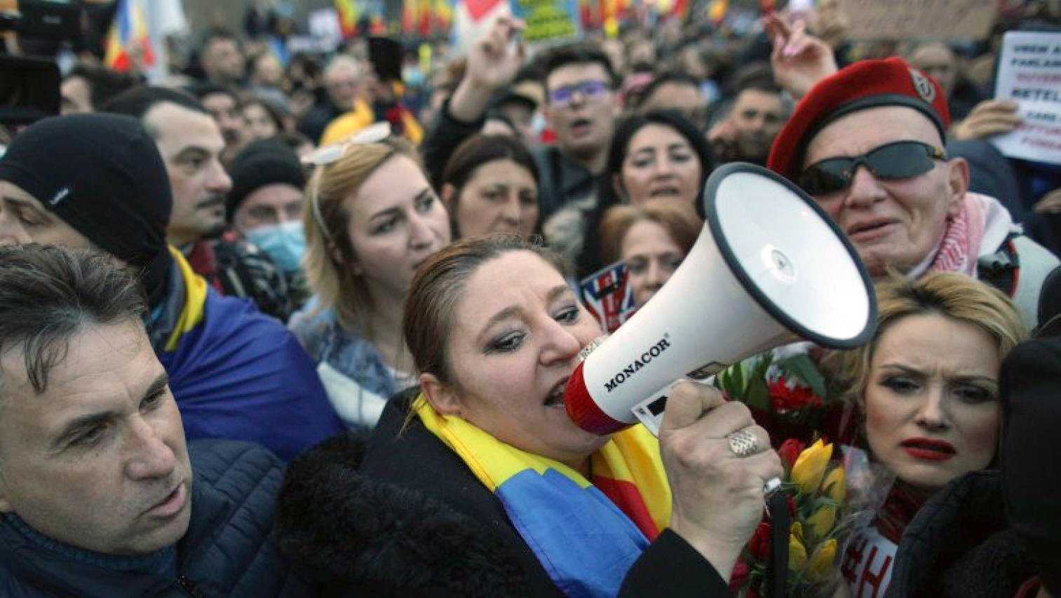Proteste cu scandal în Capitală. Diana Șoșoacă s-a luat de gât cu Piedone