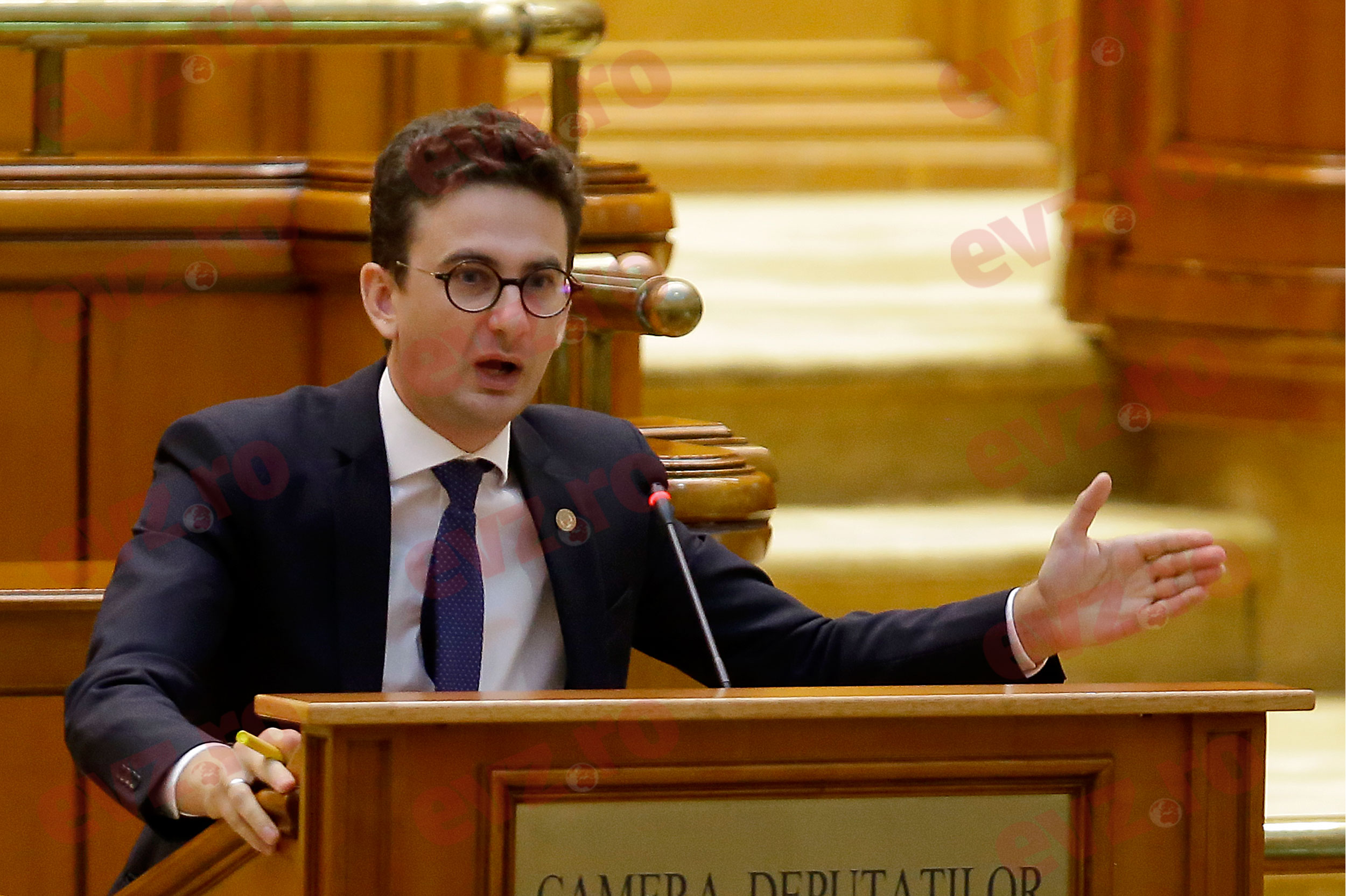 Membru în Comisia de Cultură, deputatul USR, Iulian Bulai se descurcă greu cu limba română.„Bunicei” lui n-o să-i placă noua gafă