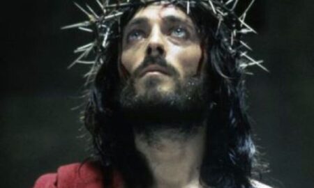 Cum arată acum actorul care l-a interpretat pe Iisus din Nazaret. Robert Powell este de nerecunoscut!
