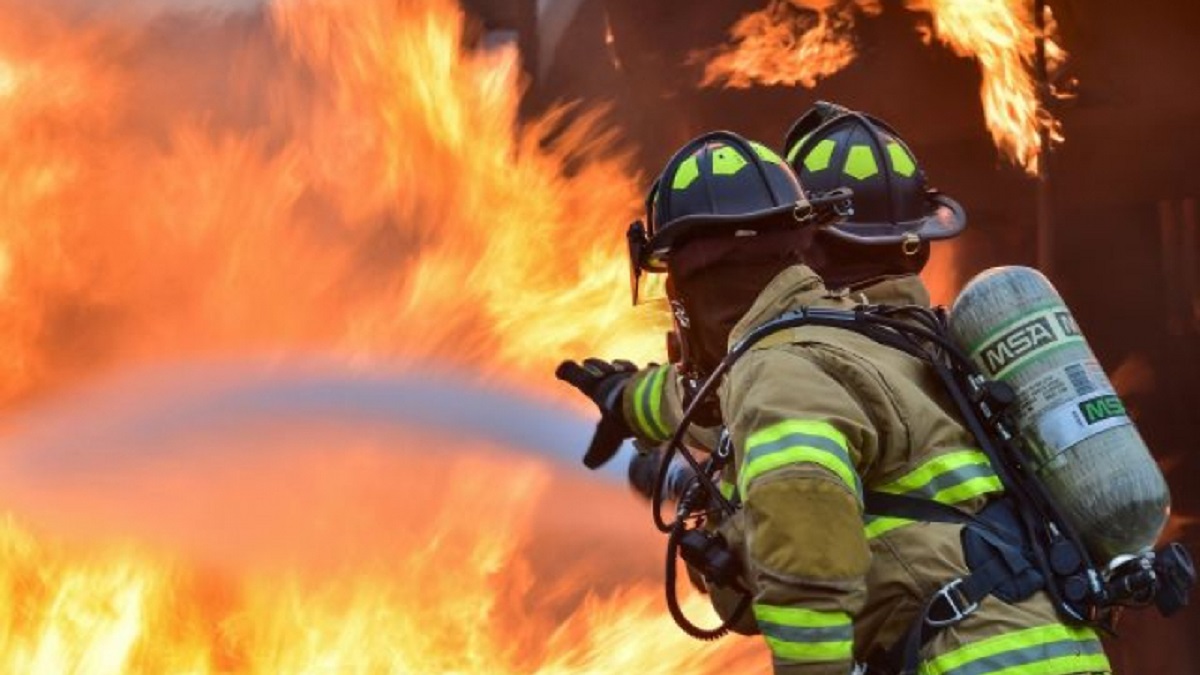 Incendiu puternic la o celebră shaormerie din Capitală. S-a intervenit cu 14 autospeciale