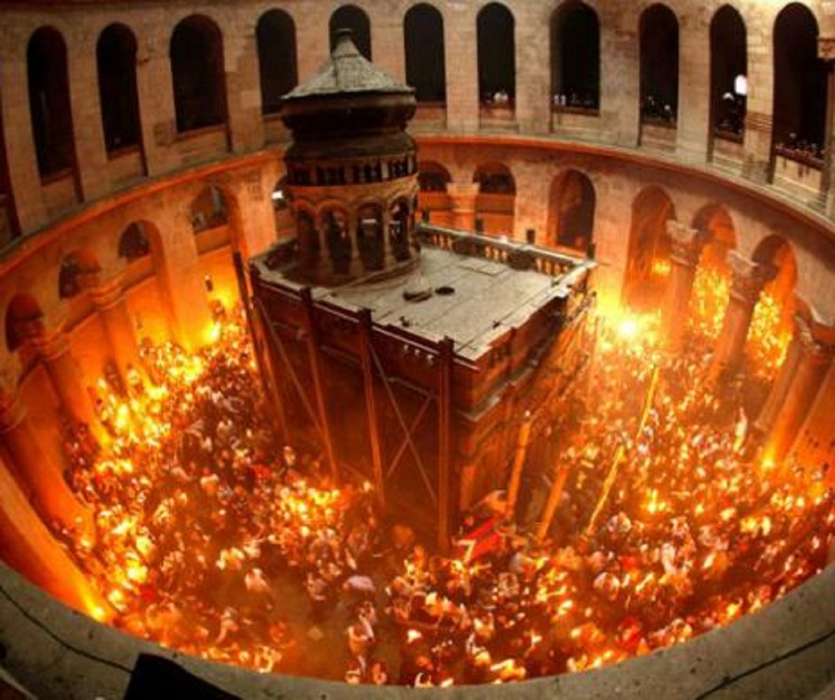 Cum se aprinde Lumina de la Sfântul Mormânt. Adevărul despre fenomenul de origine divină!