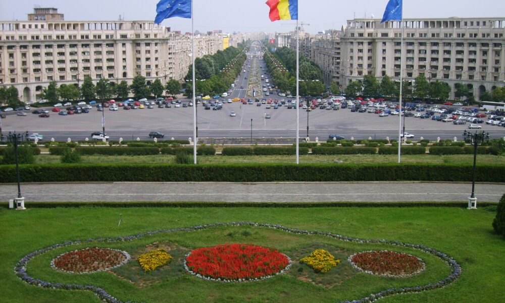 Sa deschis centrul de vaccinare drivetrough din Piața Constituției