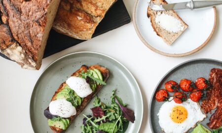 Toast cu avocado și ou poșat. Deliciu pentru un mic-dejun rapid și sănătos!