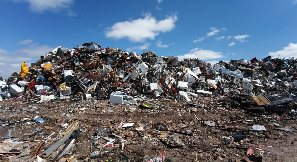 România, dată în judecată pentru depozitele de deșeuri. Tánczos Barna: „Poluatorul plăteşte” 