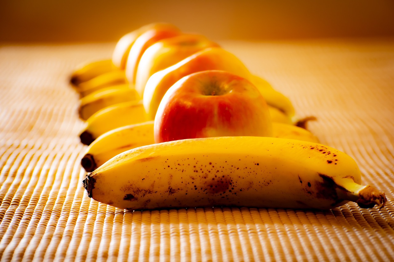 Surprinzător! Ce se întâmplă în organism după ce mănânci un măr SAU o banană?