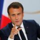Emmanuel Macron a promulgat o lege care obligă toate parcările mari din Franța să instaleze panouri solare. Există o explicație