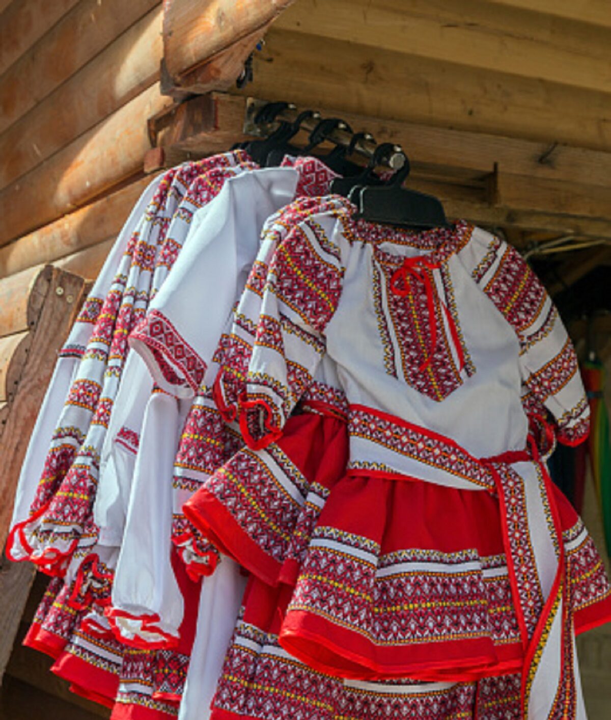 24 iunie, Ziua Universală a Iei! Bluza tradițională românească este celebrată odată cu Sânzienele