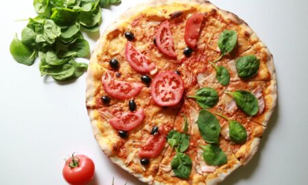 Rețetă PIZZA de dietă. Este absolut delicioasă, ușor de făcut și prietenoasă cu SILUETA