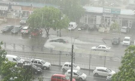 Furtuna a paralizat Capitala. A fost emis mesaj RoAlert. Străzi inundate și copaci căzuți