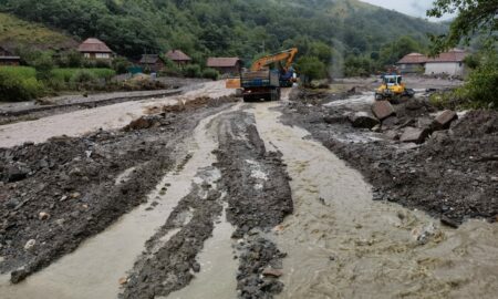 Echipele Apelor Române înlătură blocajele de pe cursurile de apă