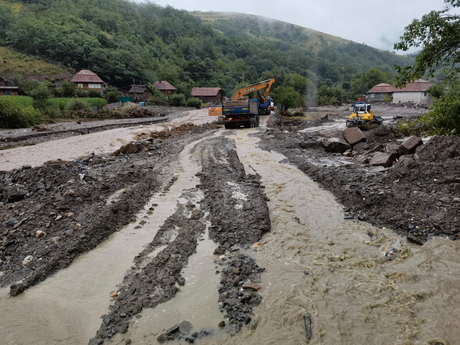 Echipele Apelor Române înlătură blocajele de pe cursurile de apă