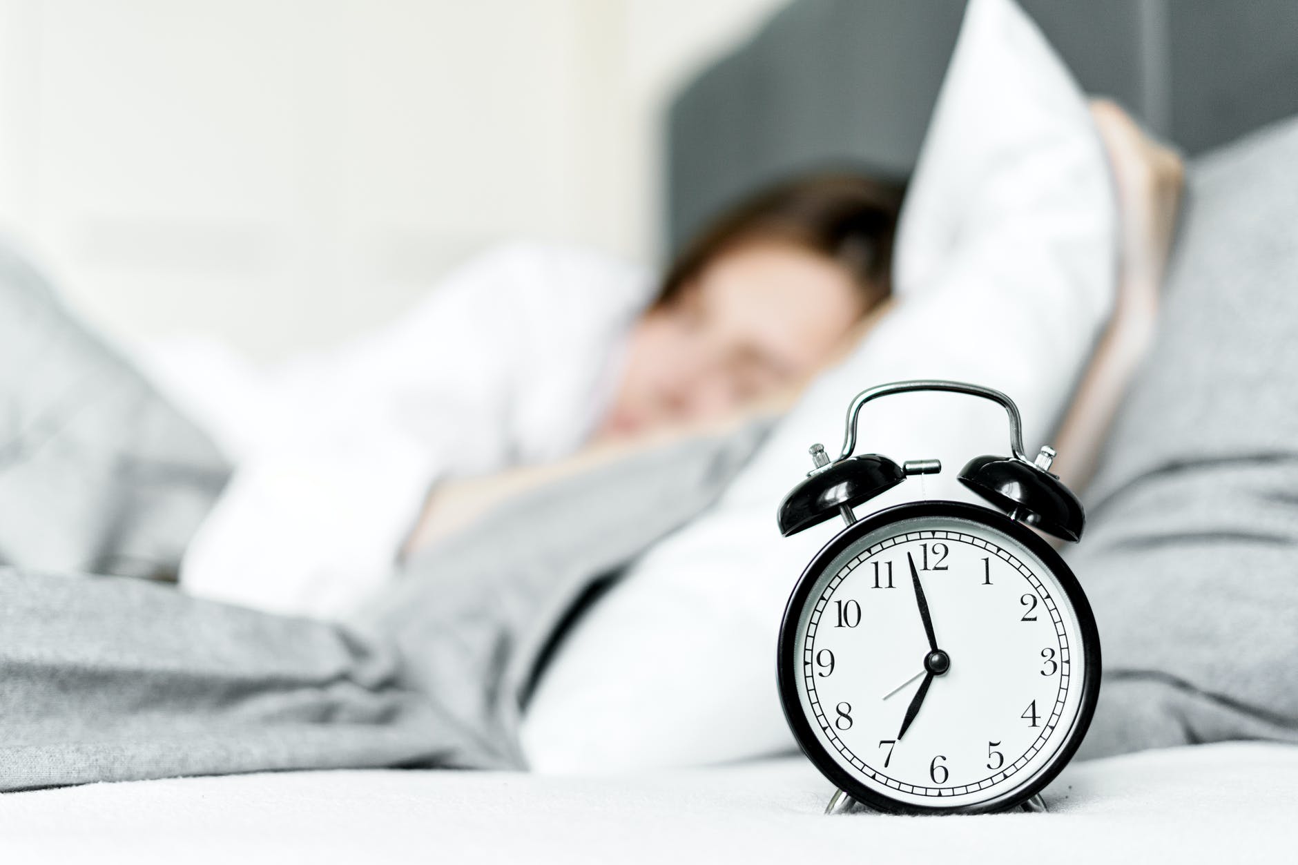 Cum să te trezești repede dimineața? Tehnica care te va ajuta să uiți de cele 5 minute suplimentare
