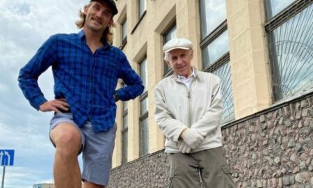 VIDEO. Senzaţie printre internauți: Un pensionar de 73 de ani care se dă cu skateboardul prin Sankt Petersburg