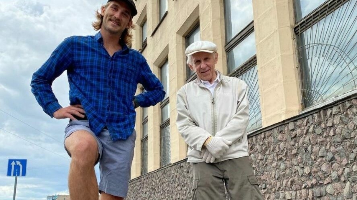 VIDEO. Senzaţie printre internauți: Un pensionar de 73 de ani care se dă cu skateboardul prin Sankt Petersburg