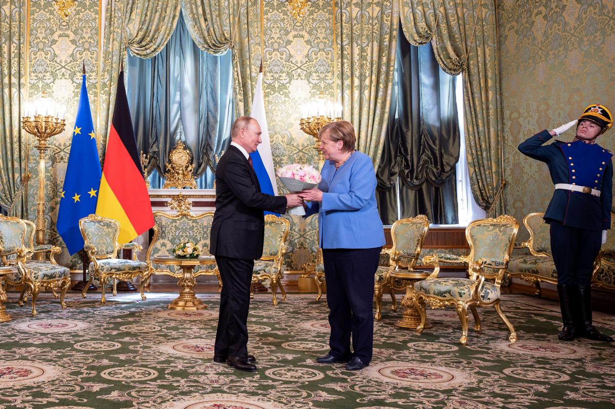 Angela Merkel în vizită la Putin. Negocierile au început la Kremlin