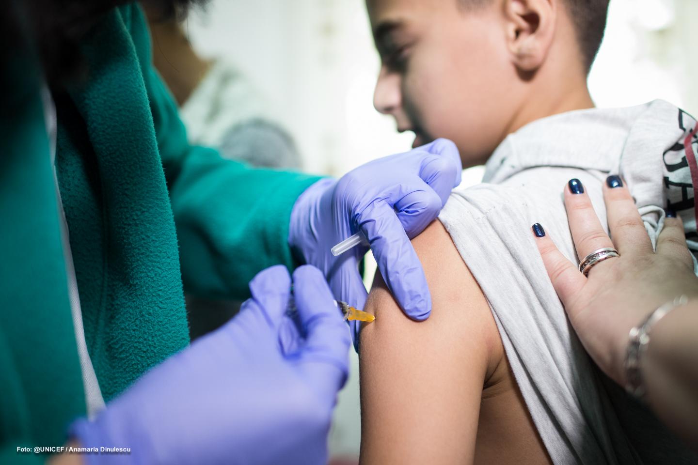 Nouă vaccinare la Londra. Un virus periculos pentru copii a fost descoperit în apele reziduale și toți vor fi vaccinați