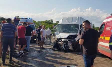 Video.  Accident grav cu mai mulți răniți într-o localitatea aflată sub cod roşu de furtună. Intervine elicopterul SMURD