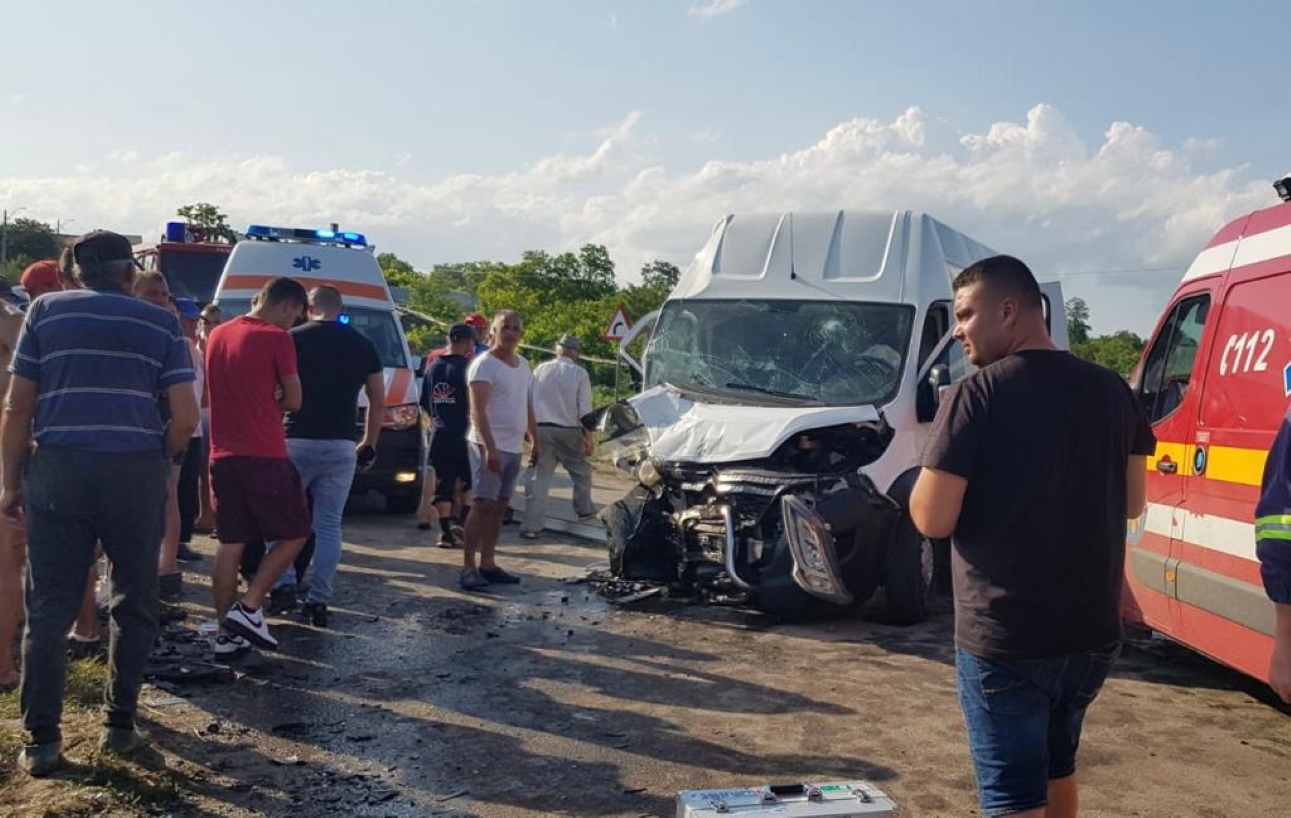 Video.  Accident grav cu mai mulți răniți într-o localitatea aflată sub cod roşu de furtună. Intervine elicopterul SMURD