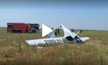 Incident în Chitila. Un avion de mici dimensiuni s-a prăbușit. Două persoane, în stare critică