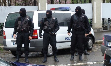 Acțiuni în mai multe județe, împotriva crimei organizate: spălare de bani și contrabandă. Peste 400 de persoane sunt vizate
