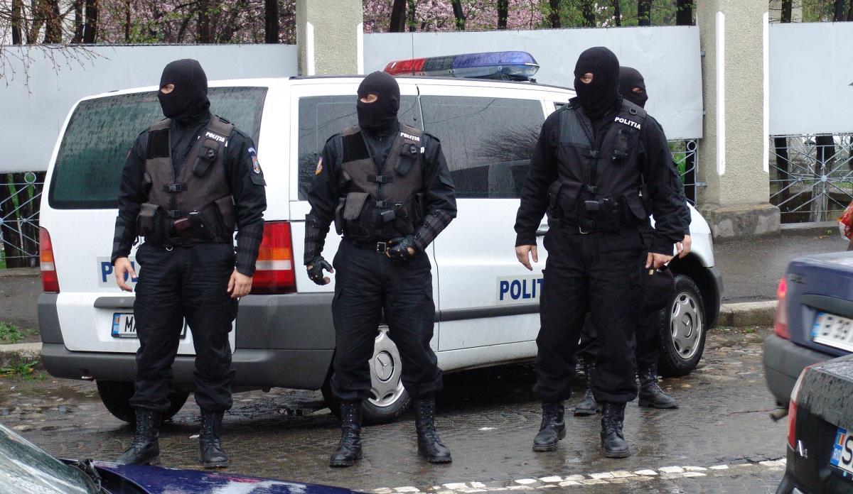 Acțiuni în mai multe județe, împotriva crimei organizate: spălare de bani și contrabandă. Peste 400 de persoane sunt vizate