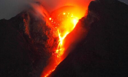 Vulcanul Merapi din Indonezia a erupt din nou, proiectând un nor gigant de cenușă