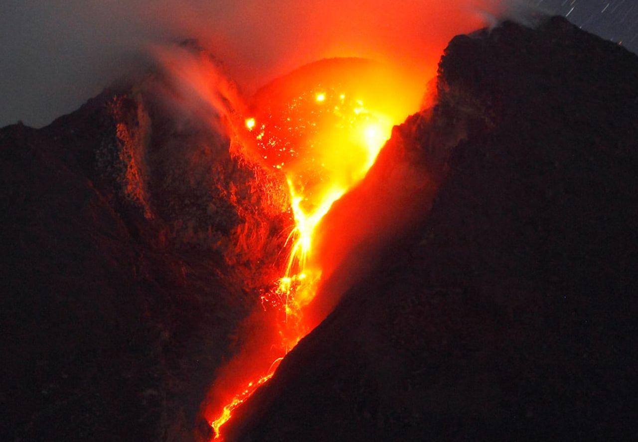 Vulcanul Merapi din Indonezia a erupt din nou, proiectând un nor gigant de cenușă