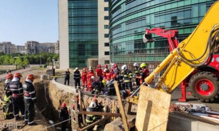 Update.În centrul Capitalei, muncitori surprinși de un mal de pănânt care s-a prăbușit peste ei. A fost găsită ultima victimă