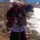 O femeie a salvat un câine rănit în vârful muntelui! 11 km parcurși cu patrupedul în spate