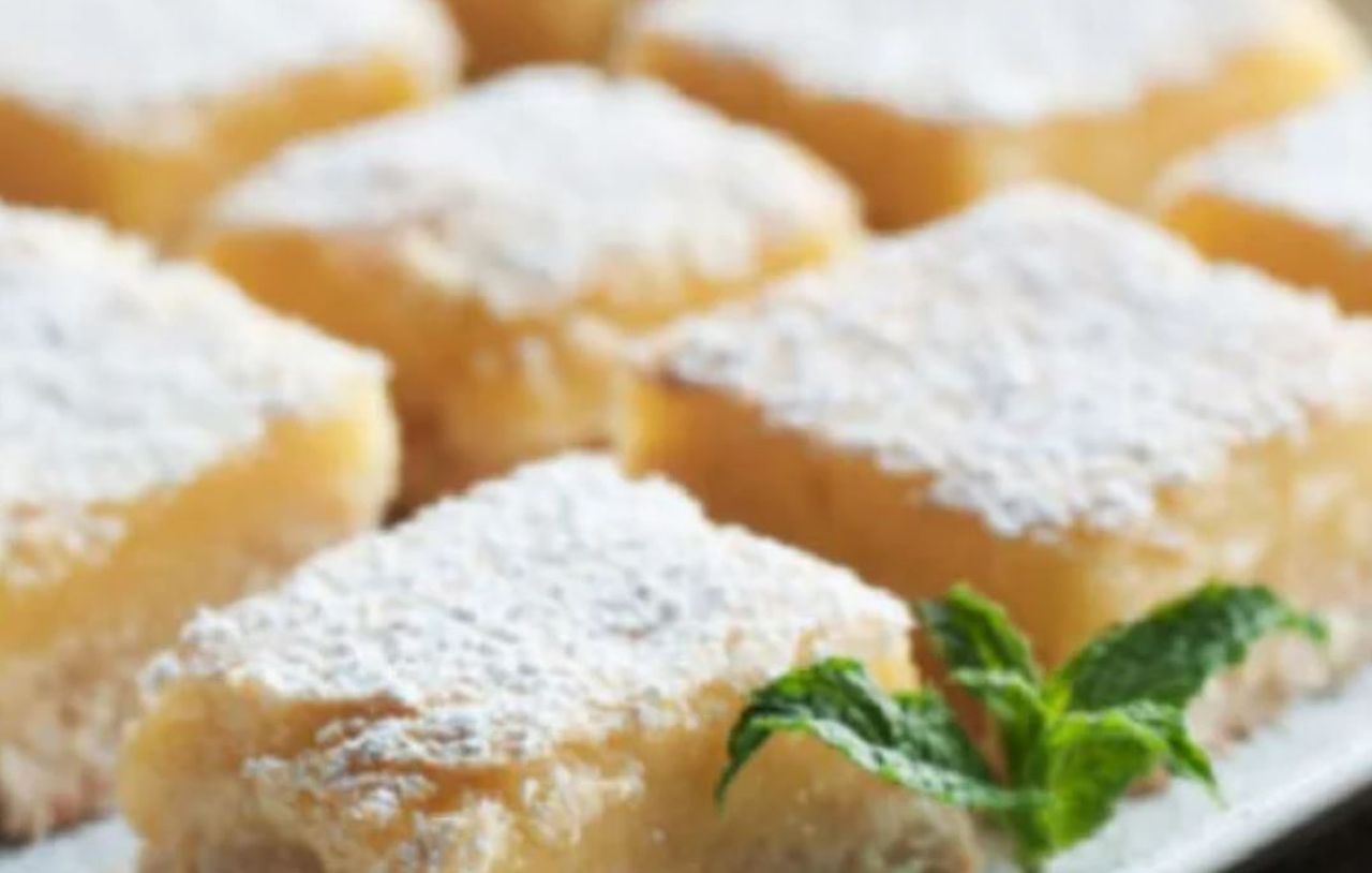 Prăjitură delicioasă cu iaurt. Un desert uimitor, cu aromă intensă de vanilie. O porție are 100 de calorii