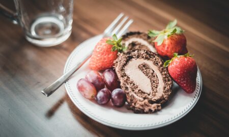 Desert surprinzător de delicios: Ruladă de ciocolată fără coacere