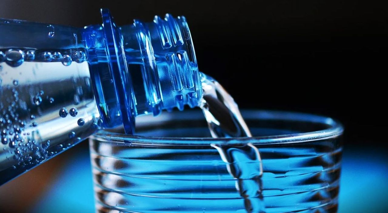 Atenţie mare dacă bei apă din sticlă de plastic! Poate reprezenta un pericol major pentru sănătate