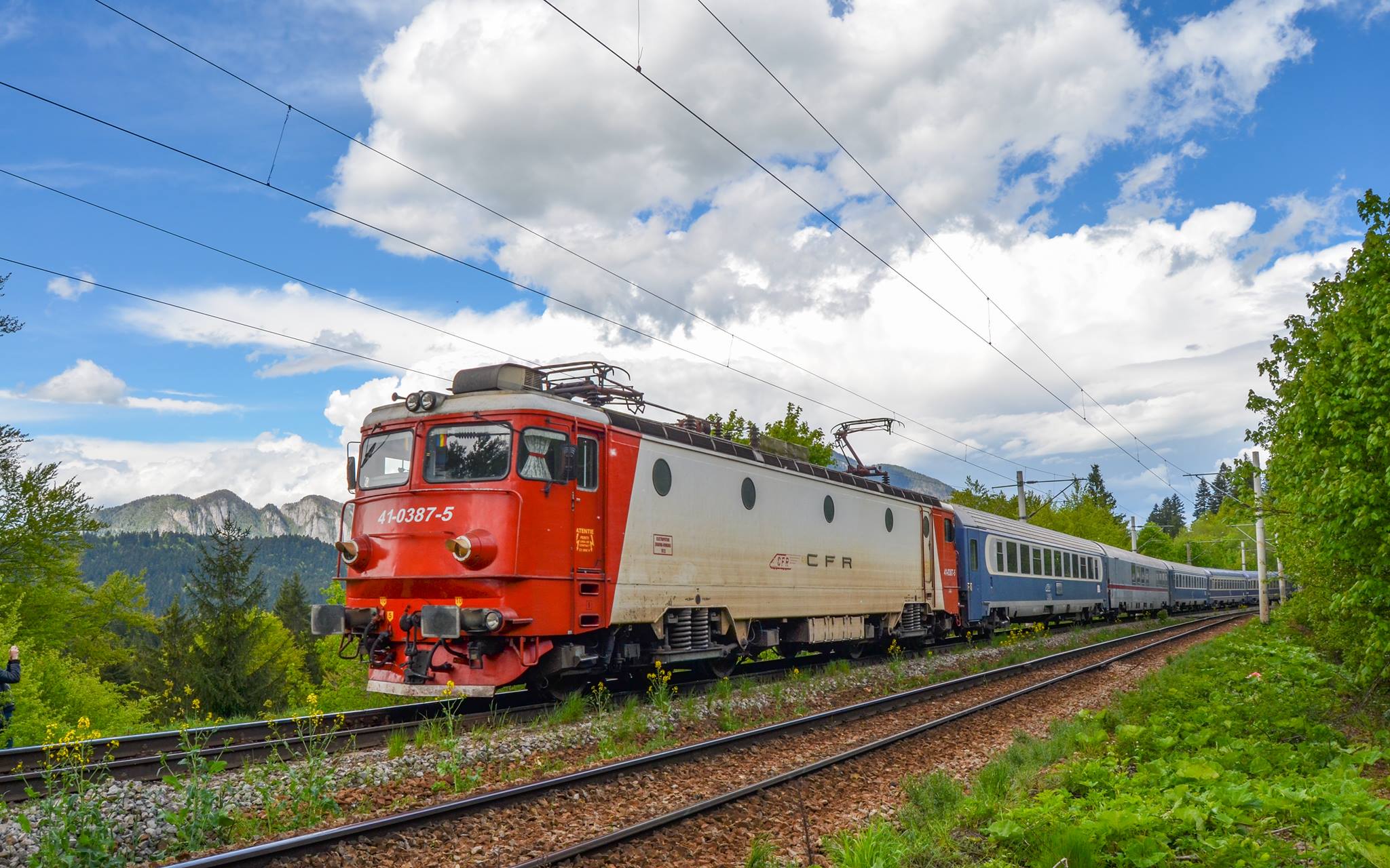 Din cauza caniculei, CFR anunță că reduce viteza trenurilor. Care sunt rețelele afectate