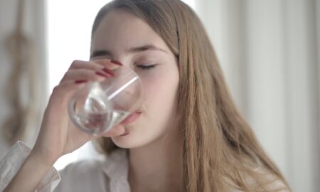 Bei suficientă apă în timpul zilei? Care sunt semnelor de avertizare ale unui organism ”uscat”? Fă-ți testul, nu vei da GREȘ
