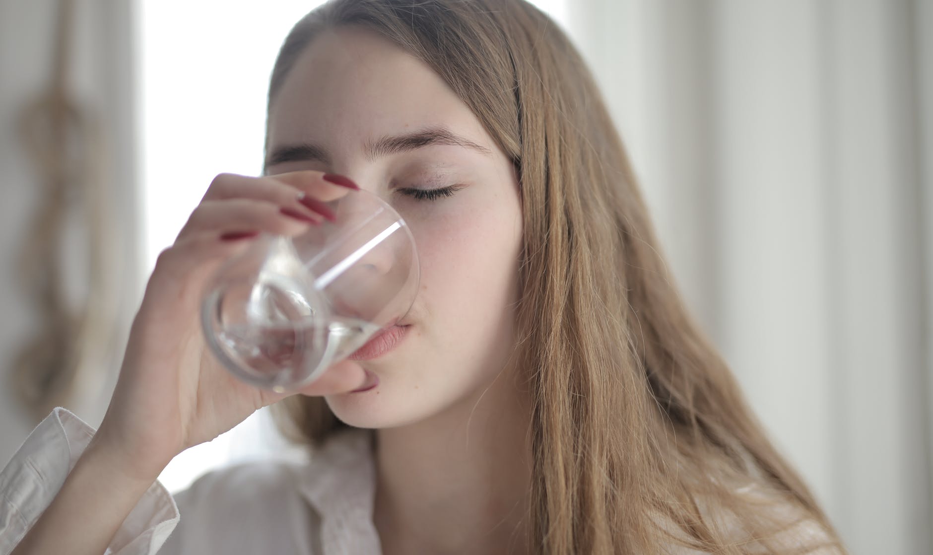 Bei suficientă apă în timpul zilei? Care sunt semnelor de avertizare ale unui organism ”uscat”? Fă-ți testul, nu vei da GREȘ