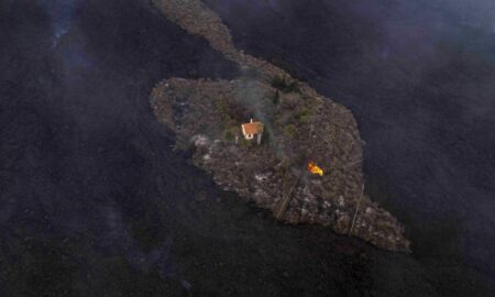 O casă a scăpat neatinsă de de lava fierbinte în infernul provocat de erupția vulcanului din La Palma