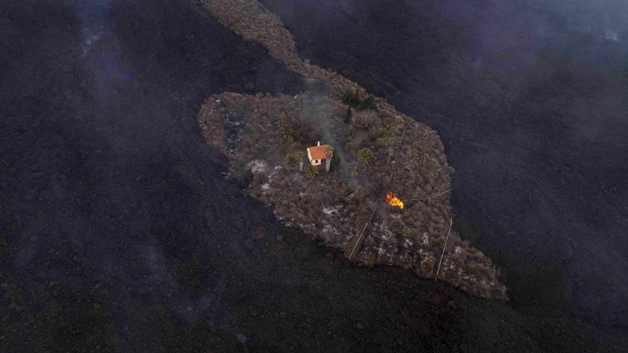 O casă a scăpat neatinsă de de lava fierbinte în infernul provocat de erupția vulcanului din La Palma