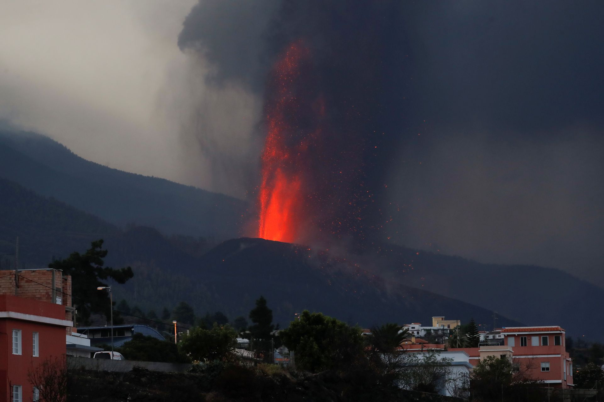 Video. La Palma: Încă trei orașe evacuate. Vulcanul se află într-o nouă fază explozivă