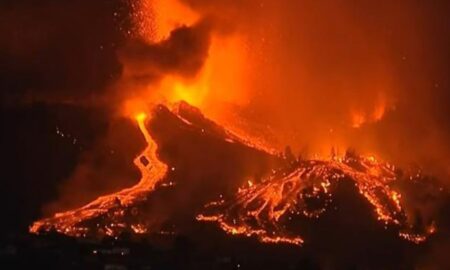 Video. Iadul pe pământ: Râuri de lavă înalte de 15 metri au acoperit casele în La Palma