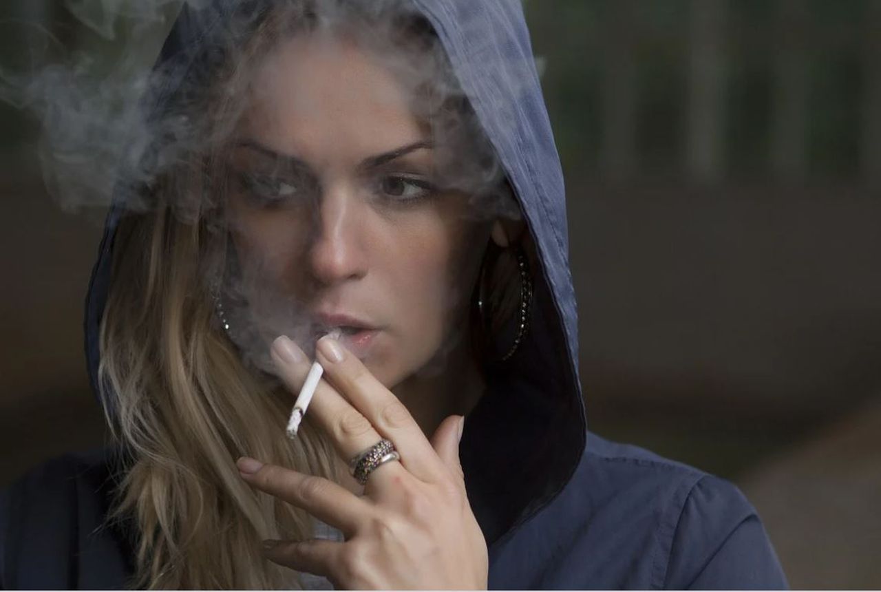 Studiu: S-a descoperit de ce femeile renunță mai greu la fumat decât bărbații