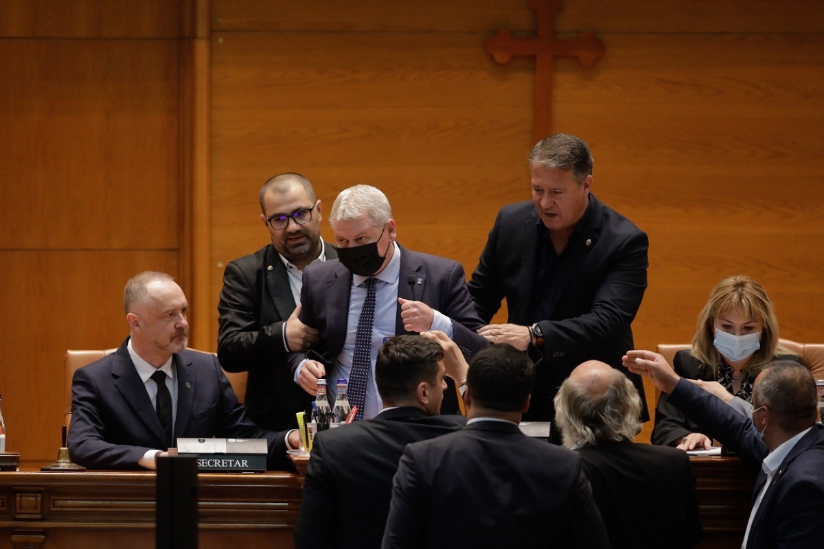 Video. Florin Roman, după incidentul de la Parlament, depune plângere penală pentru agresiune fizică